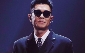 Làm ca sĩ ở tuổi U.60, Cổ Thiên Lạc khiến showbiz Hồng Kông 'bùng nổ'