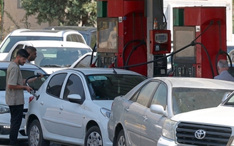Iran tăng giá xăng với người dùng nhiều, sắp lập vùng cấm gần eo biển Hormuz
