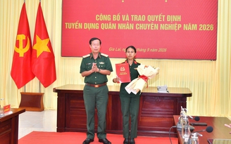 Vợ chiến sĩ hy sinh khi cứu người được tuyển dụng vào quân đội