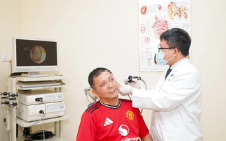 Bác sĩ: Nghe kém, chóng mặt, ù tai, đừng chỉ quy cho tuổi tác