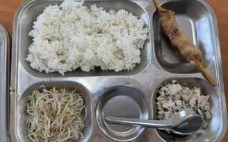 Hà Nội: Học sinh nhiều trường đầu giờ chiều mới được ăn trưa, suất ăn 'quá chán'