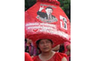 Áo đỏ, áo vàng lại xuống đường vì Thaksin