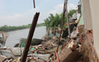 Sạt lở bờ sông Cần Giuộc, 6 căn nhà đổ xuống sông