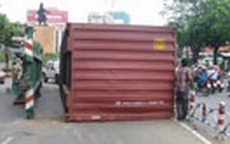 Thùng xe container lật giữa đường