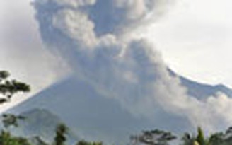 Indonesia đóng cửa sân bay do núi lửa phun trào