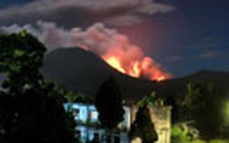 Núi lửa Indonesia phun tro bụi, người dân hoảng sợ