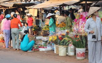 Rộn ràng chợ tết vùng biên