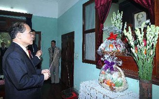 Chủ tịch Quốc hội Nguyễn Sinh Hùng dâng hương, tưởng nhớ Bác Hồ