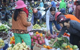 Chen vào chợ Đầm mua “ngũ quả”