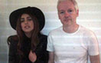 Lady Gaga thăm Julian Assange