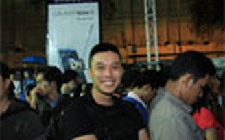Hơn 800 người xếp hàng đêm khuya đón Galaxy Note II