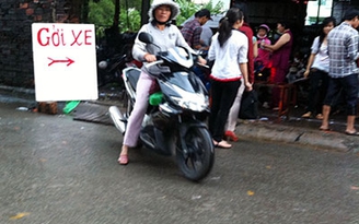 Giữ xe “chém đẹp” bên hông siêu thị
