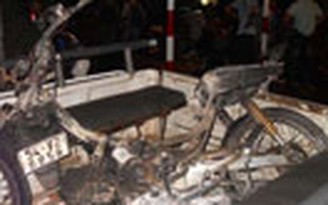 Một xe máy bị cháy rụi