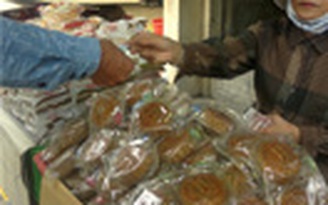 Bánh trung thu ế vẫn bán trên thị trường
