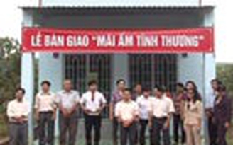 Tặng nhà cho giáo viên
