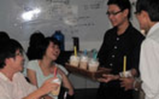 Sếp trẻ chơi vui vẻ