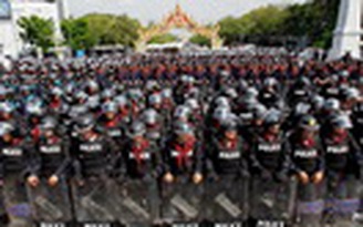 Cảnh sát Thái Lan bắn hơi cay vào người biểu tình
