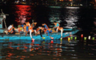 Thả hoa đăng tưởng niệm nạn nhân tai nạn giao thông