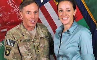 Đặc vụ FBI phanh phui vụ Petraeus bị điều tra