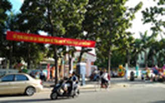 Băng rôn phản cảm trước trường…mầm non!