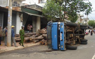 Lật xe chở gỗ