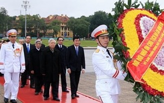 Các lãnh đạo vào Lăng viếng Chủ tịch Hồ Chí Minh