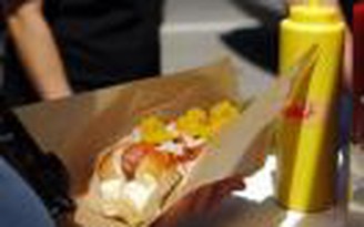 Ngộ độc hotdog, hơn 200 người nhập viện