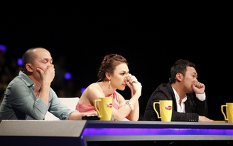 Vietnam Idol 2012: Giám khảo “cứu” Hoàng Quyên