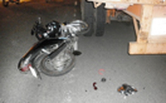 Xe máy chui gầm xe đầu kéo, 1 người bị thương nặng