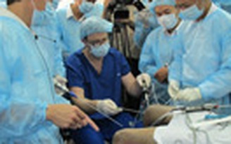 Bác sĩ nước ngoài đến VN học phẫu thuật
