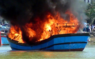 Tàu cá cháy ngùn ngụt trên sông Hàn