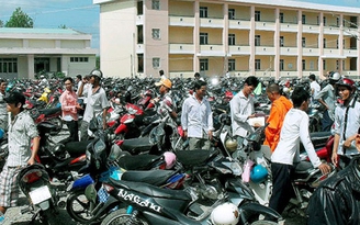 Chen lấn làm giấy CMND ngày đầu năm
