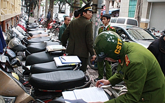 Cấm đậu xe vỉa hè, lòng lề đường: Muốn chấp hành cũng khó