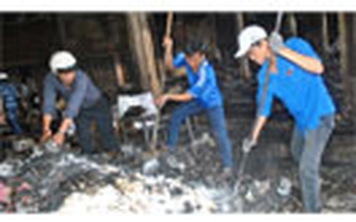Lao đến chợ cháy giúp dân