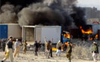 Người dân Afghanistan đốt xe của NATO