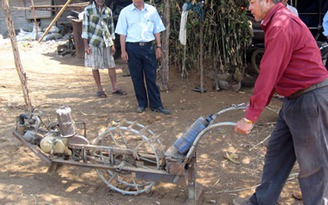 Nông dân sáng chế máy xới cỏ