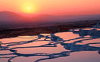 Cảnh hoàng hôn đẹp mê hồn tại Pamukkale