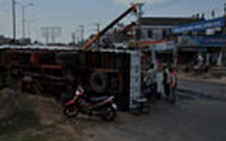 Xe chở nhớt "bật ngửa" trên quốc lộ