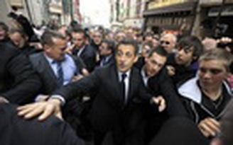 Tổng thống Pháp Sarkozy trốn trong quán rượu