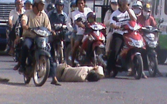 Nằm vạ để xin ăn!