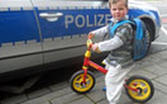 Nhóc tì 2 tuổi đạp xe đi thăm bệnh