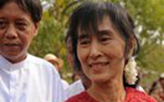 Bà Aung San Suu Kyi xuất ngoại lần đầu sau 24 năm