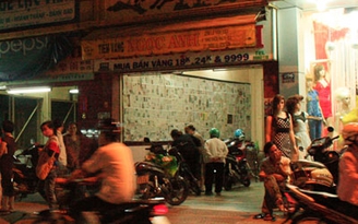 Bà chủ tiệm vàng chết trong tư thế treo cổ