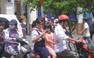 Học sinh không đội mũ bảo hiểm!
