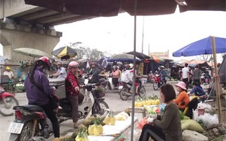Chợ tạm chắn cầu Thăng Long