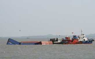 Tàu Trường Hải Star chở 66 container bị chìm tại Vũng Tàu
