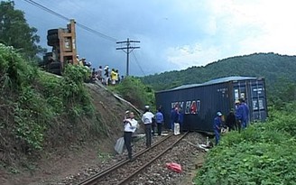 Container rơi xuống vực, đường sắt bị ách tắc