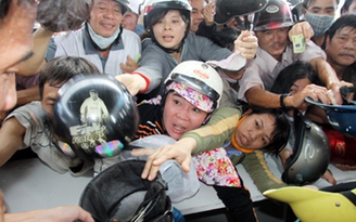 Hỗn loạn, tranh giành đổi mũ bảo hiểm mới ở Đà Nẵng