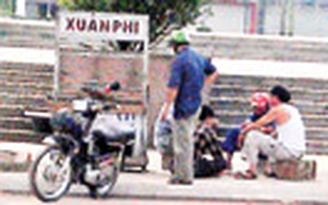 Sới bạc bên lề đường