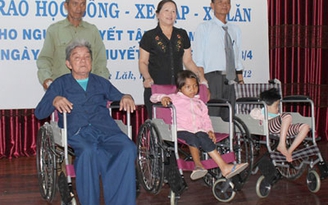 Giúp đồng bào